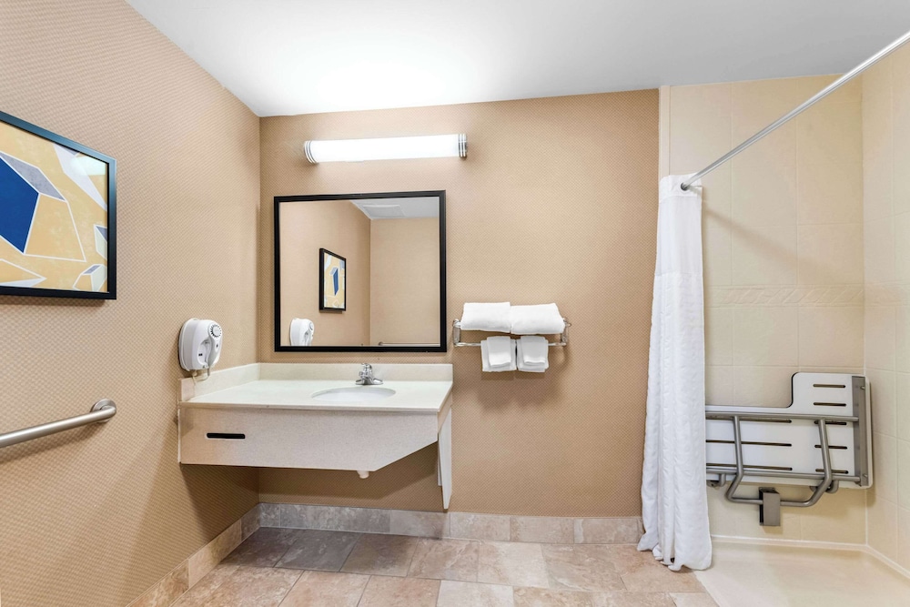 غرفة بسرير كينج لذوي الإعاقة، Comfort Inn Harriman, TN 5/6