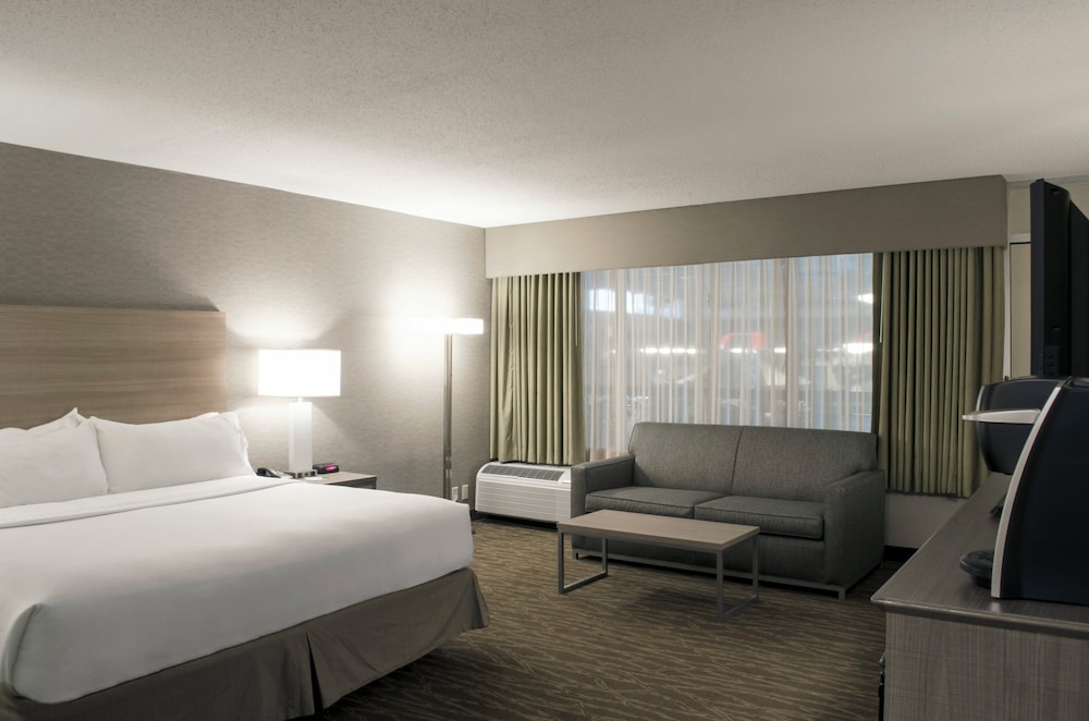 Standard, King Bed, Pool View, Middle Floor