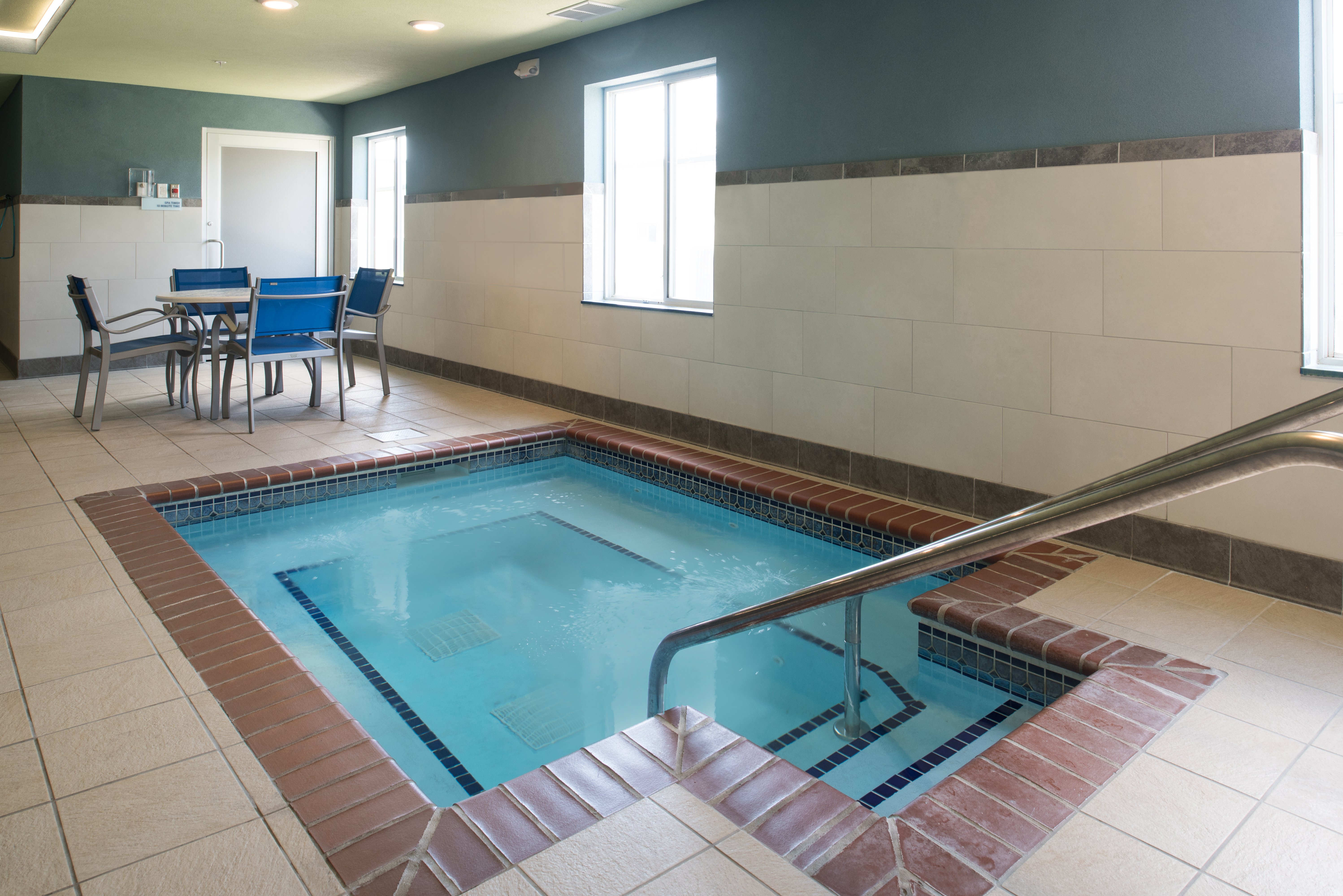 Holiday Inn Express Hotel Suites Burlington 16/39