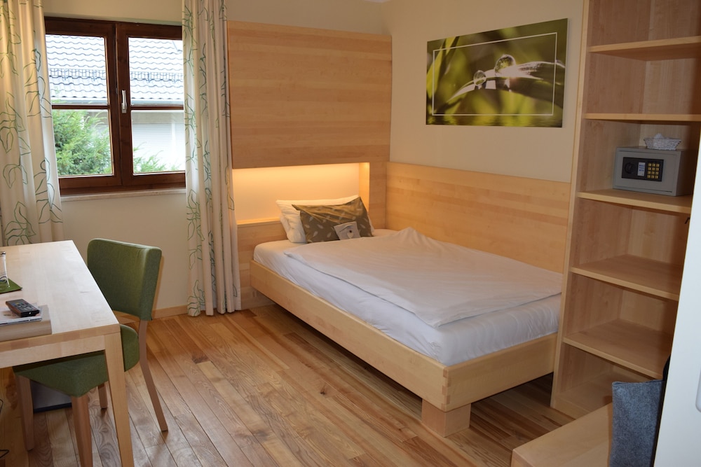 ROOM, SINGLE