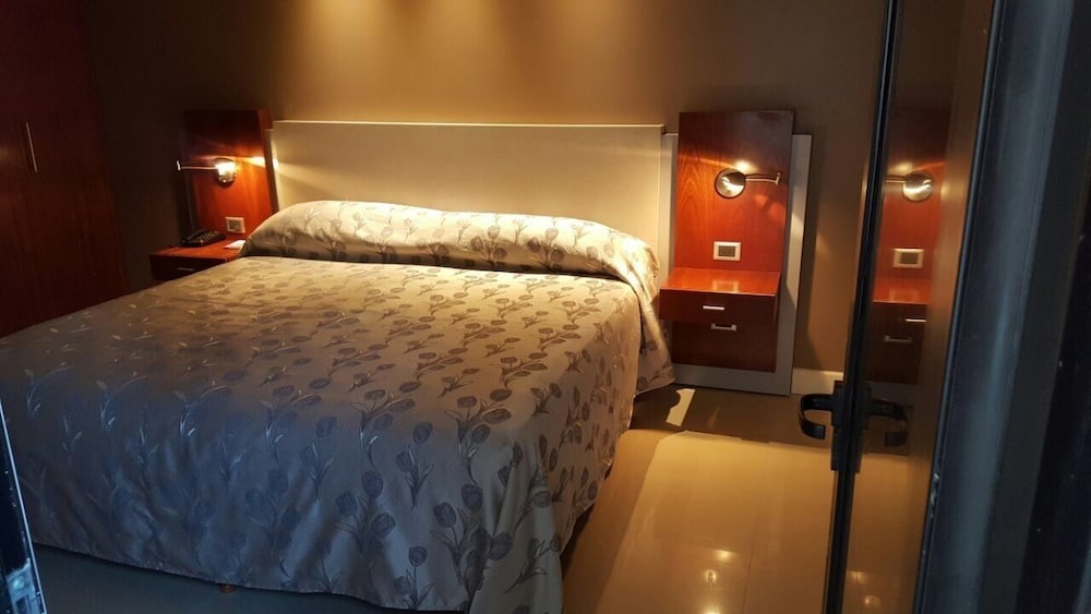 HOTEL TROPICAL 17/59