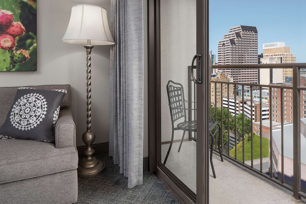 Embassy Suites By Hilton San Antonio Riverwalk Downtown 17/70