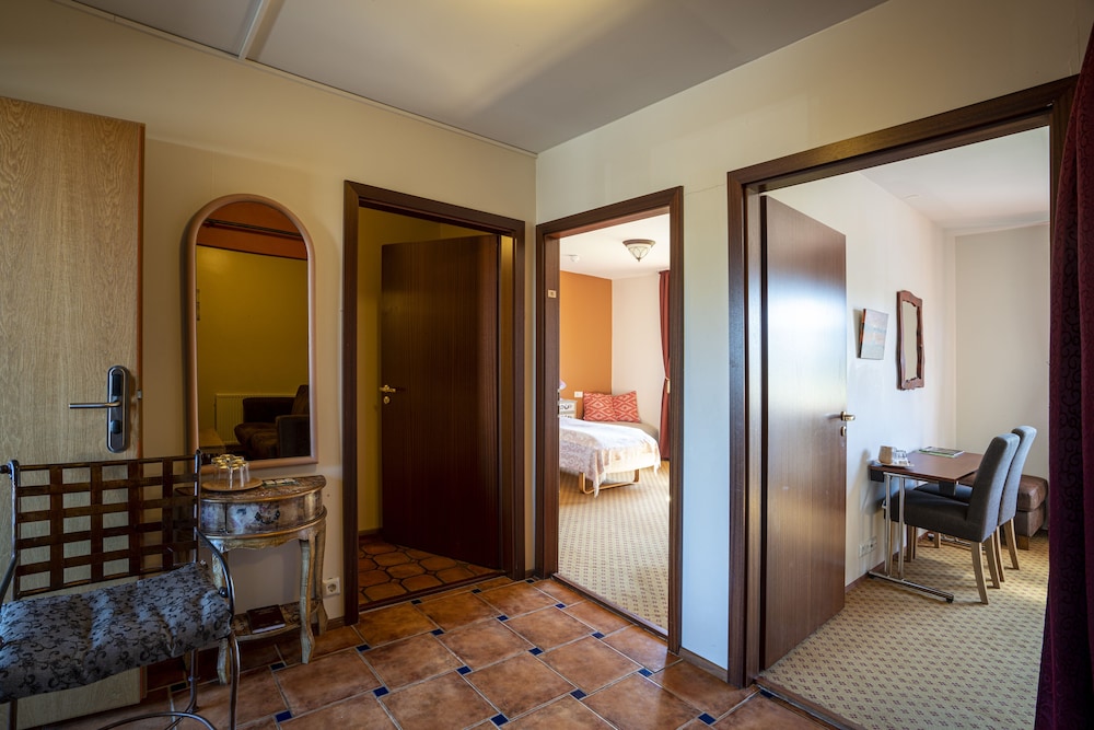 HOTEL KRIUNES 32/83