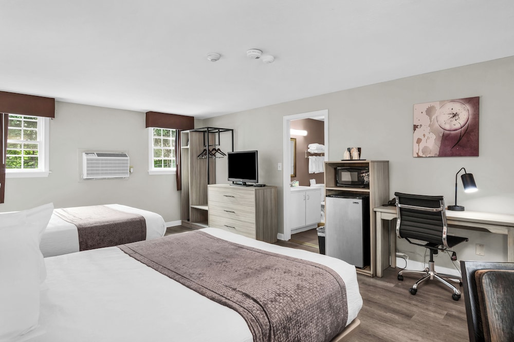 Basic, Double Bed, Knights Inn Danvers 2/10