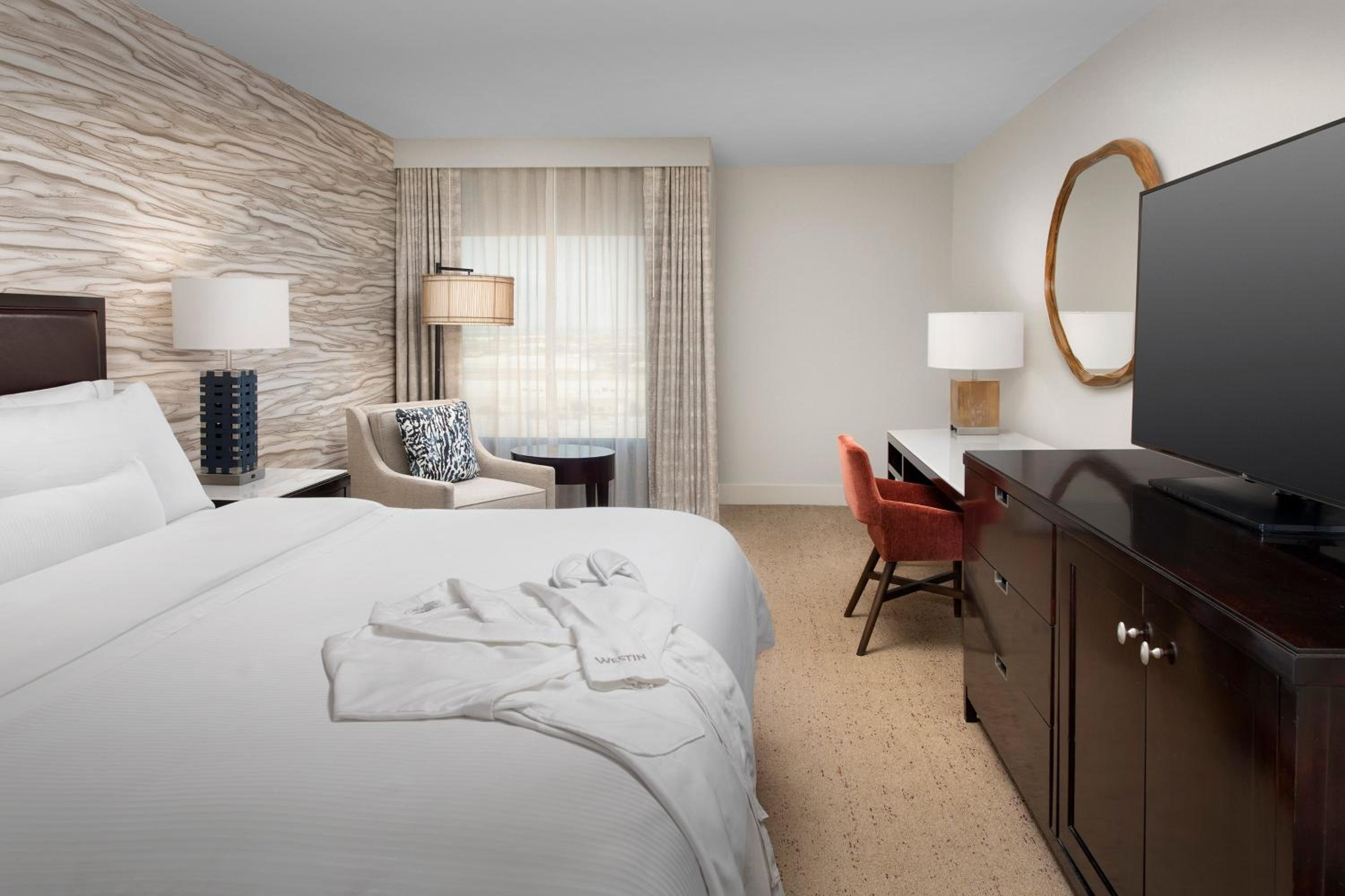 Guest Room, King Bed, Executive Level, High Floor