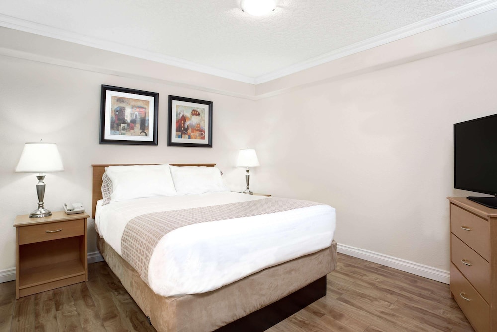 Elk Lake Inn Suites Victoria 16/81