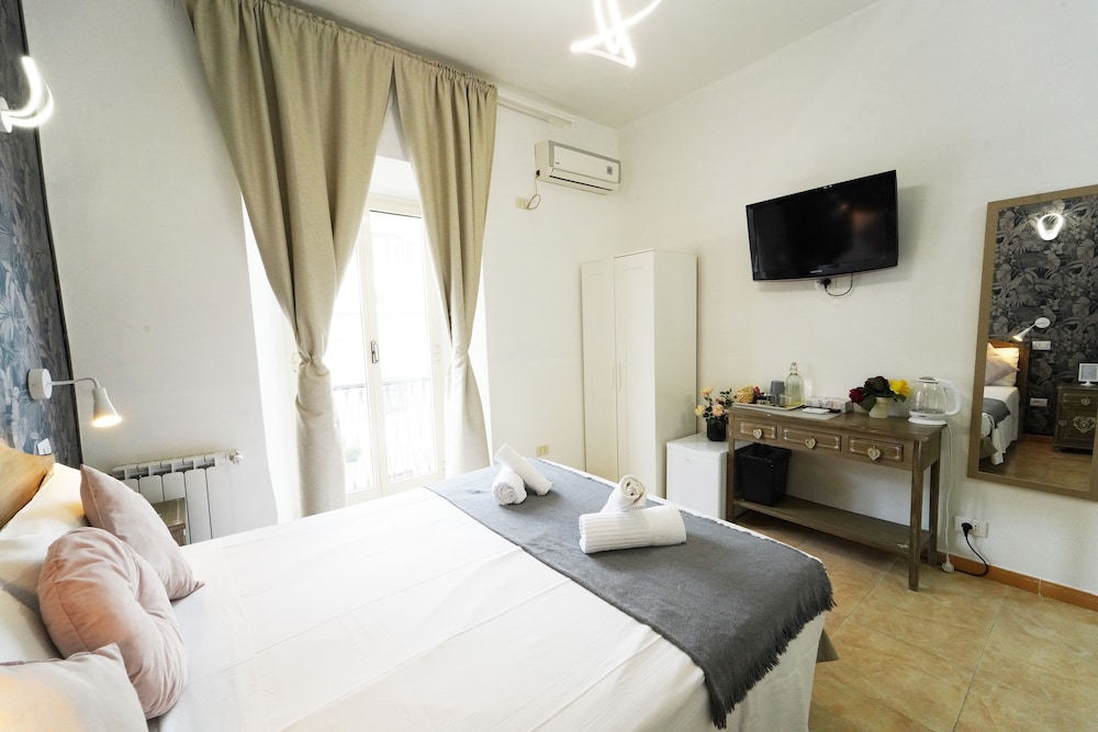 STANDARD, QUEEN BED, PRIVATE BATHROOM