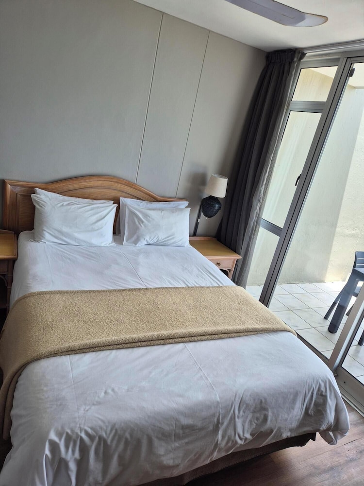Dolphin Beach Hotel 35/76