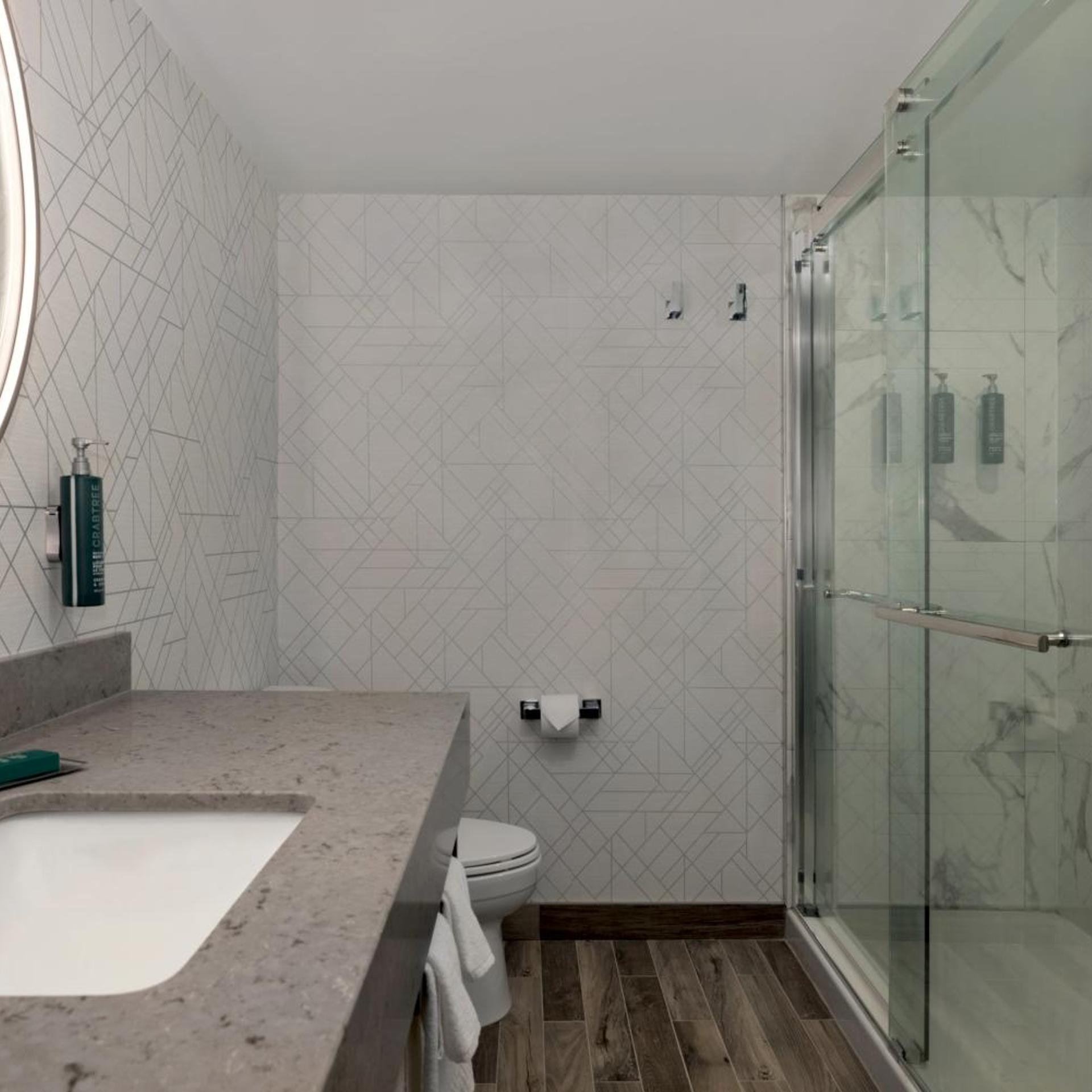 غرفة بسرير كينج وسريرين كوين، DoubleTree by Hilton Kingston 5/6