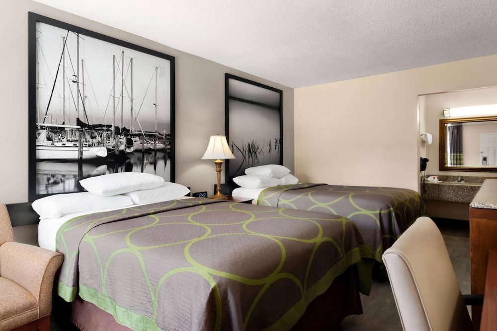 Super 8 By Wyndham Gulfport Near Biloxi 27/57