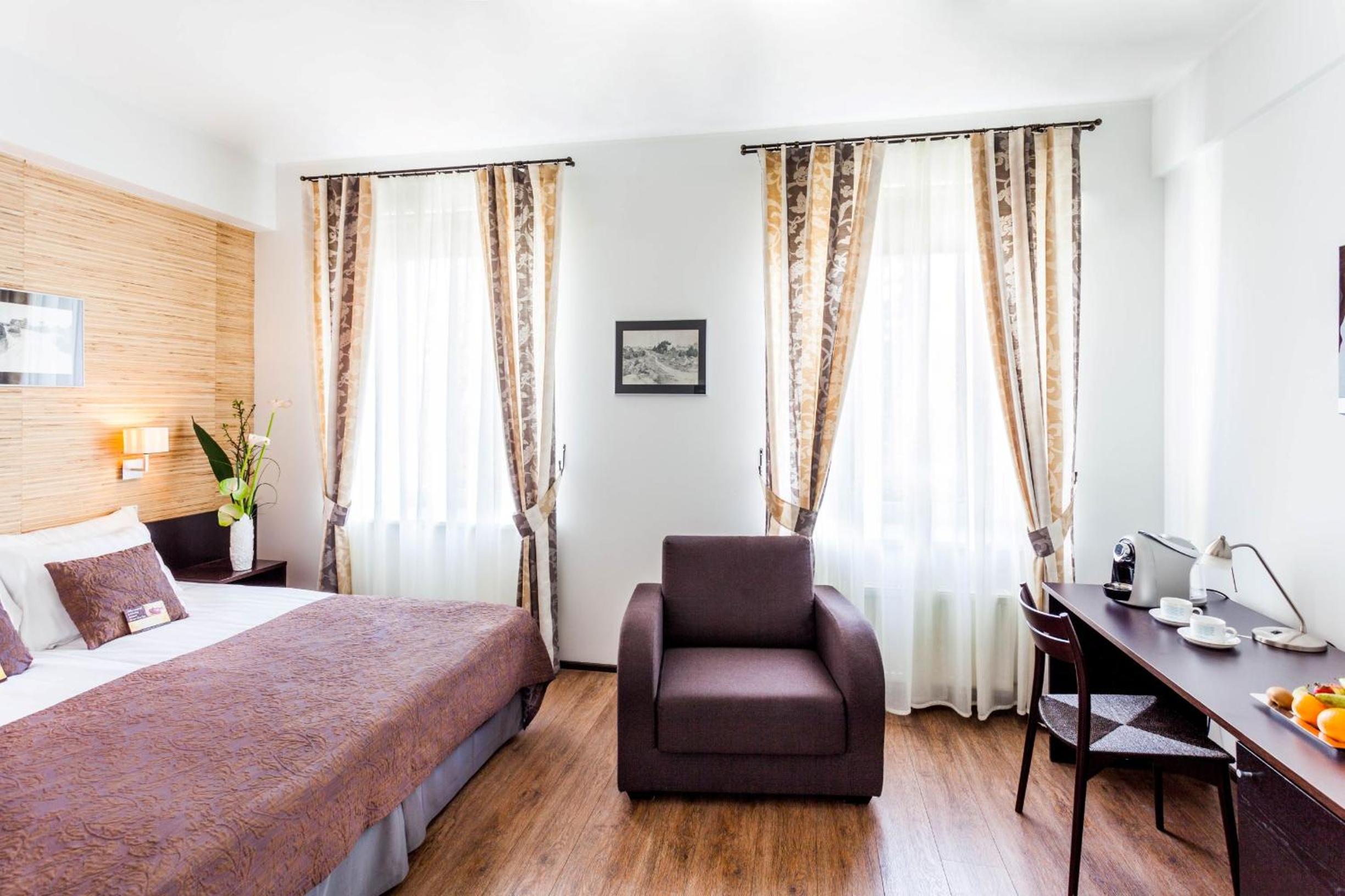 Zen, Queen Bed, Sofa, Hot Tub