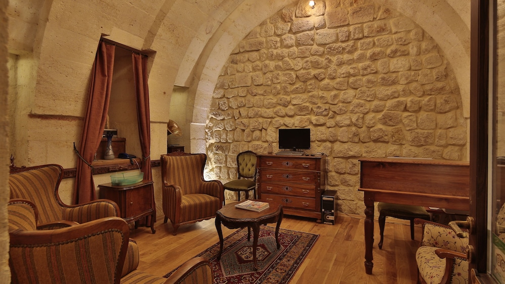Golden Cave Suites 36/55