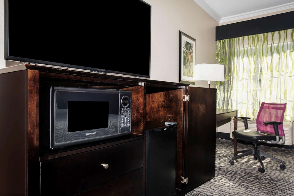 La Quinta Inn And Suites By Wyndham Columbus Tx 55/60