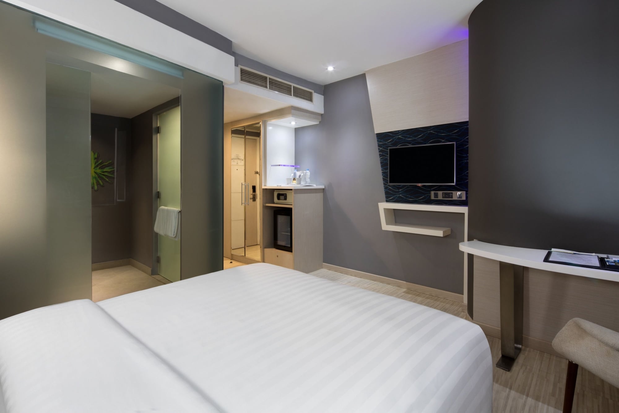 EXECUTIVE, DOUBLE OR TWIN BED