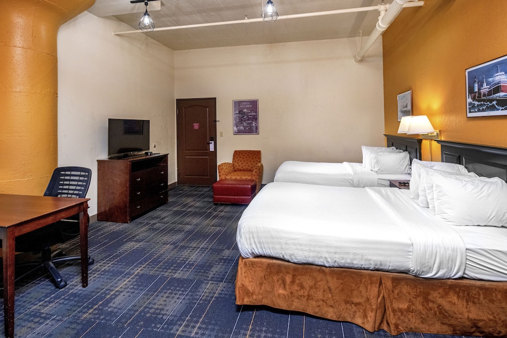The Suites Hotel at Waterfront Plaza 16/50