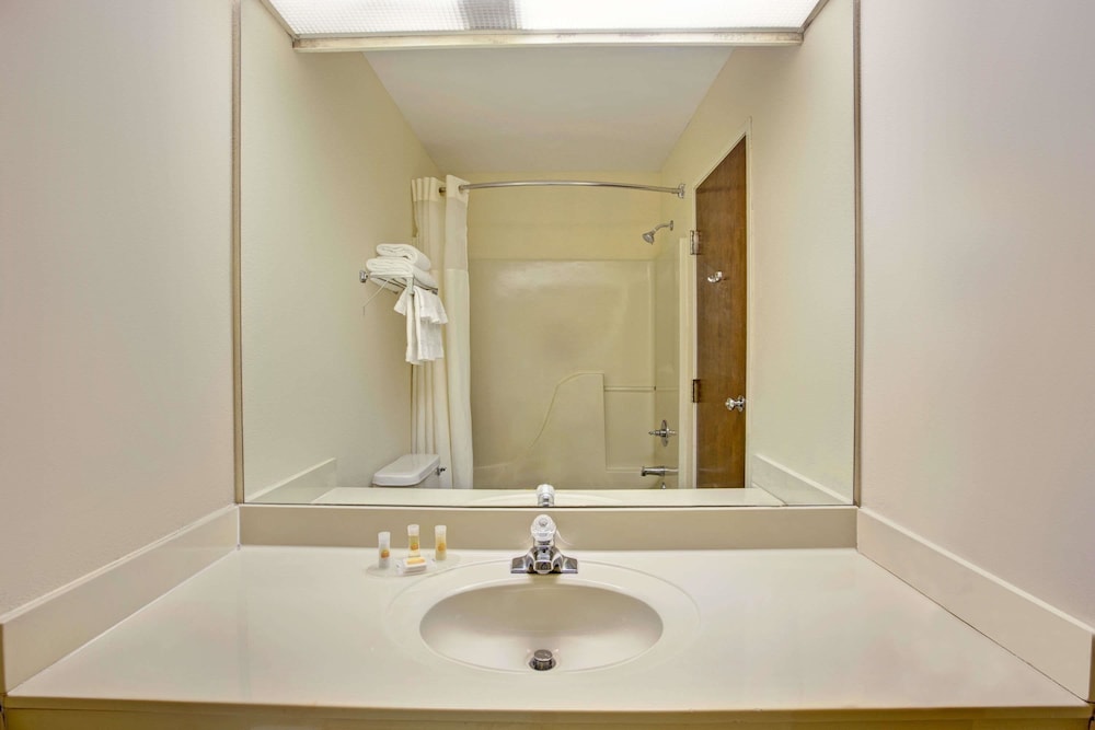 Days Inn & Suites by Wyndham Hickory 13/25