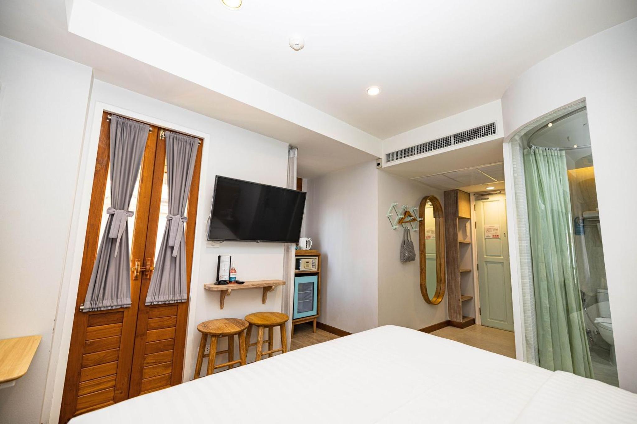 Deluxe, Double or Twin Bed, Pool Access 4/8
