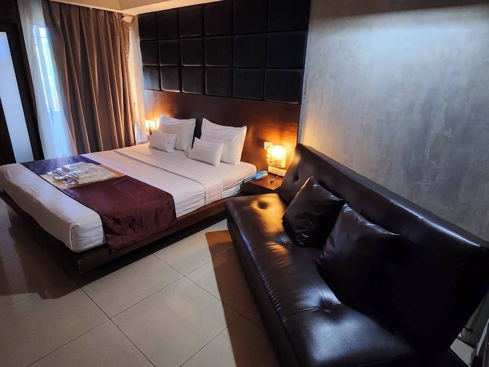 Collection O The Bangkok Cha Cha Suite 28/56