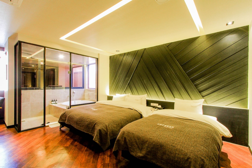 2 Heaven Hotel 29/69