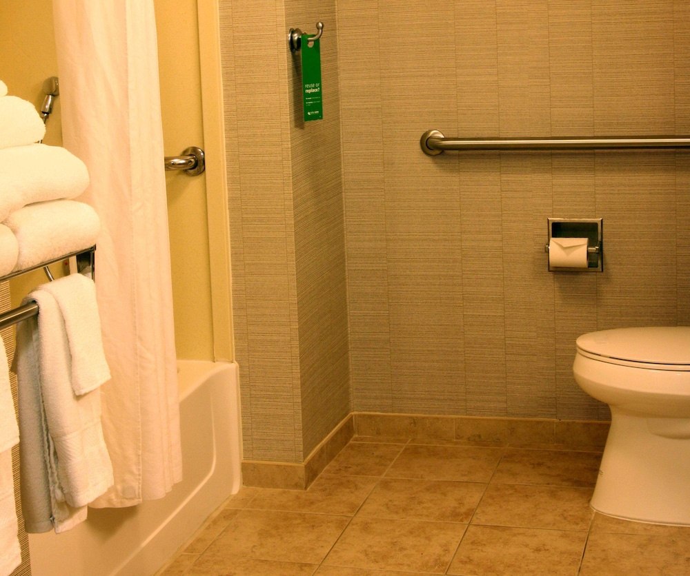 Hampton Inn Suites Paducah 15/55