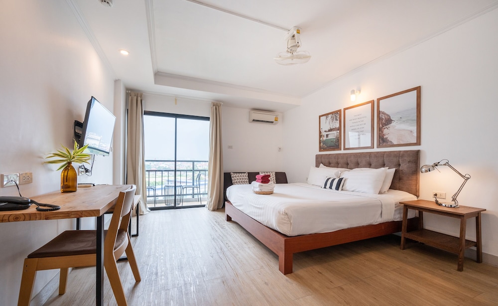 SUPERIOR, KING BED, CITY VIEW