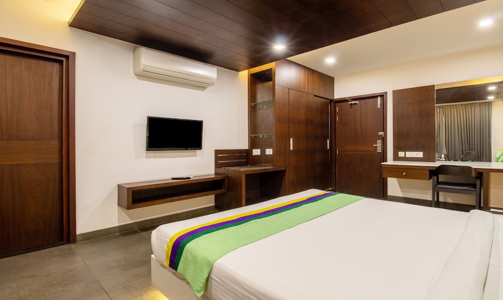 DOUBLE DELUXE KING BED