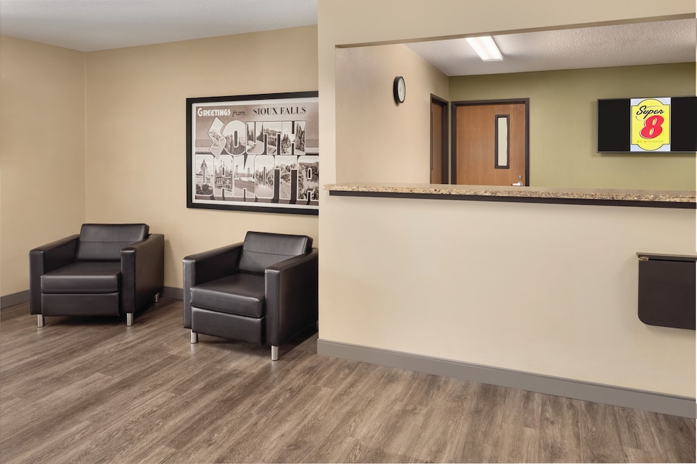 Super 8 by Wyndham Sioux Falls 24/34