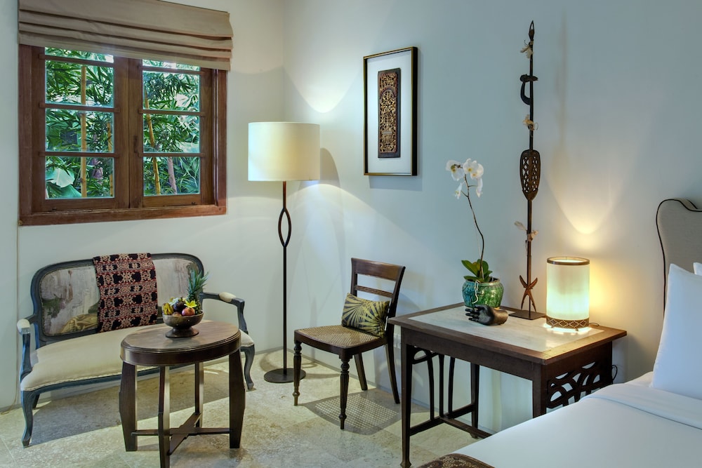Room & Vespa 3 18/28
