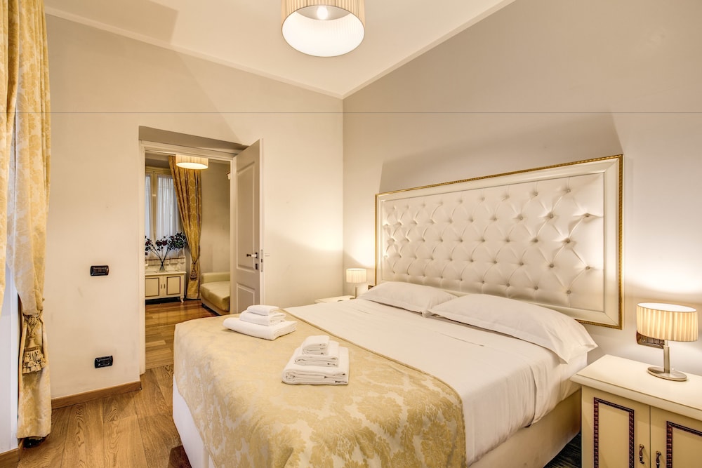 Gravina Suite Frattina 17/53