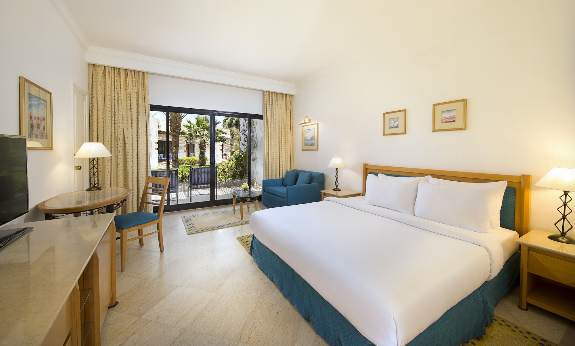 STANDARD, DOUBLE OR TWIN BED, PARTIAL SEA VIEW