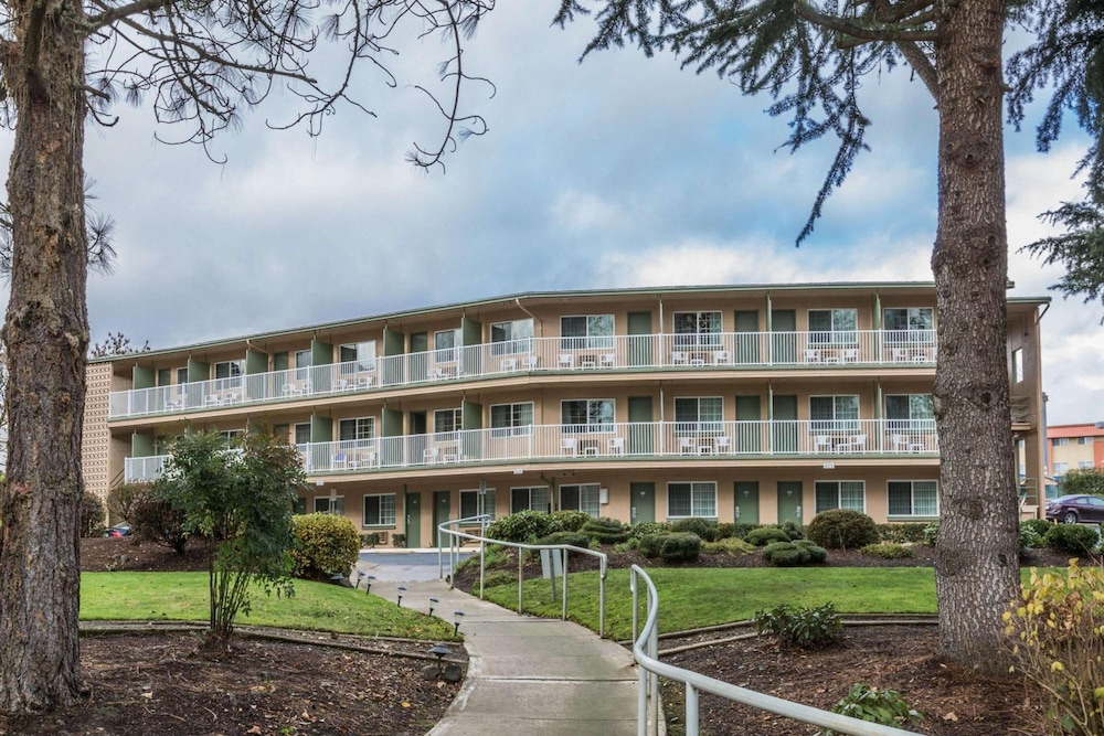Riverfront Inn Roseburg 2/72