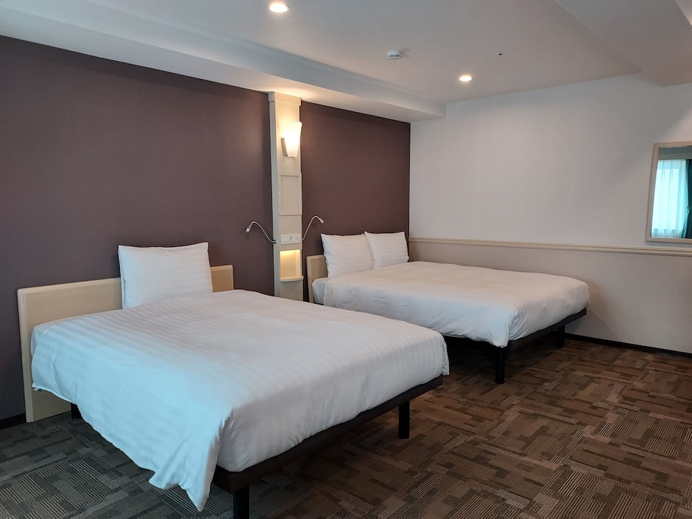 FAMILY, TWIN BEDS