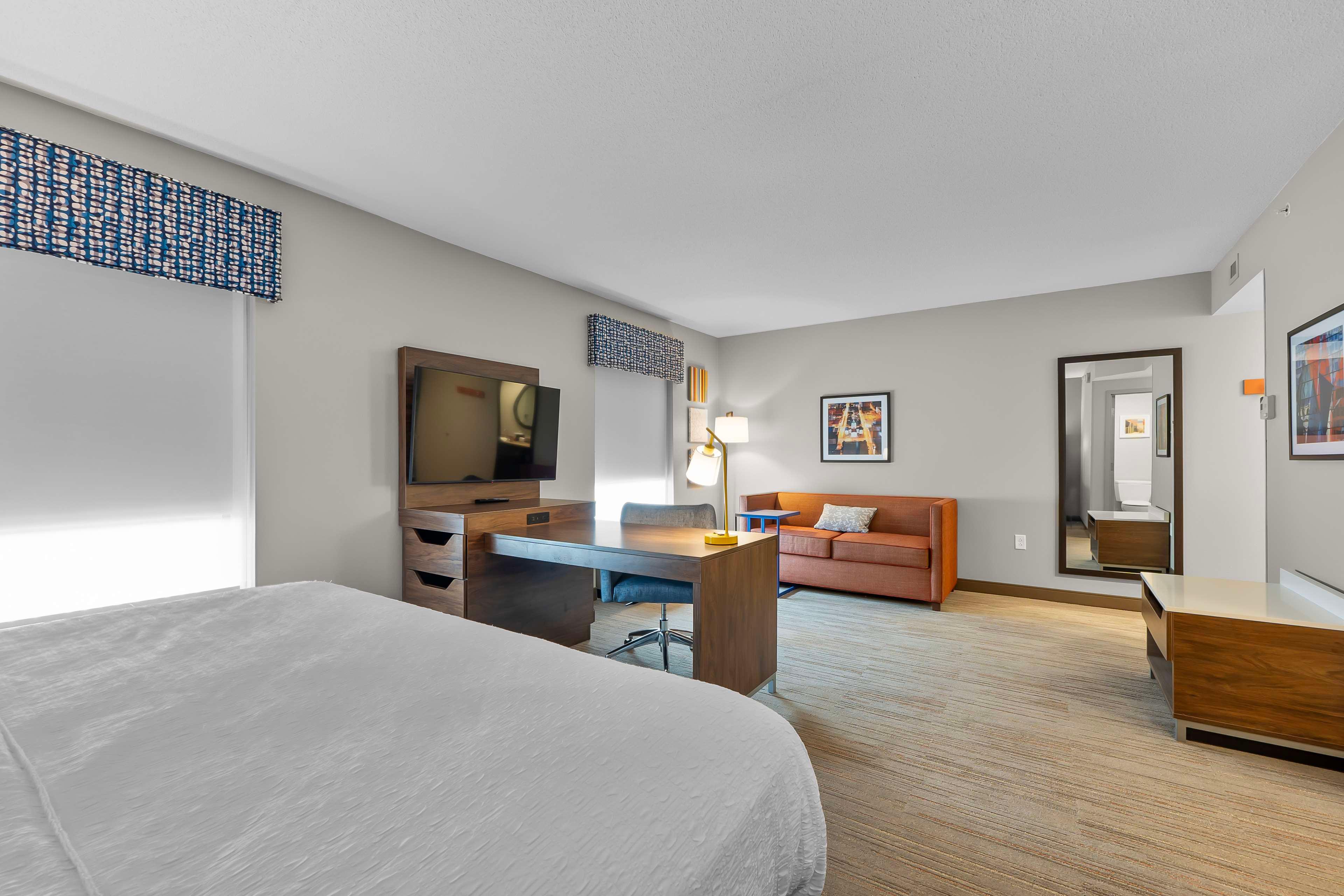 STUDIO, SUITE, KING BED, JETTED TUB
