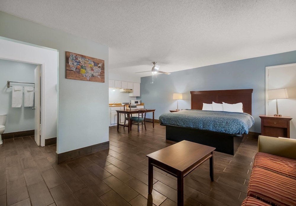 Econo Lodge Inn & Suites Fulton Rockport 22/41