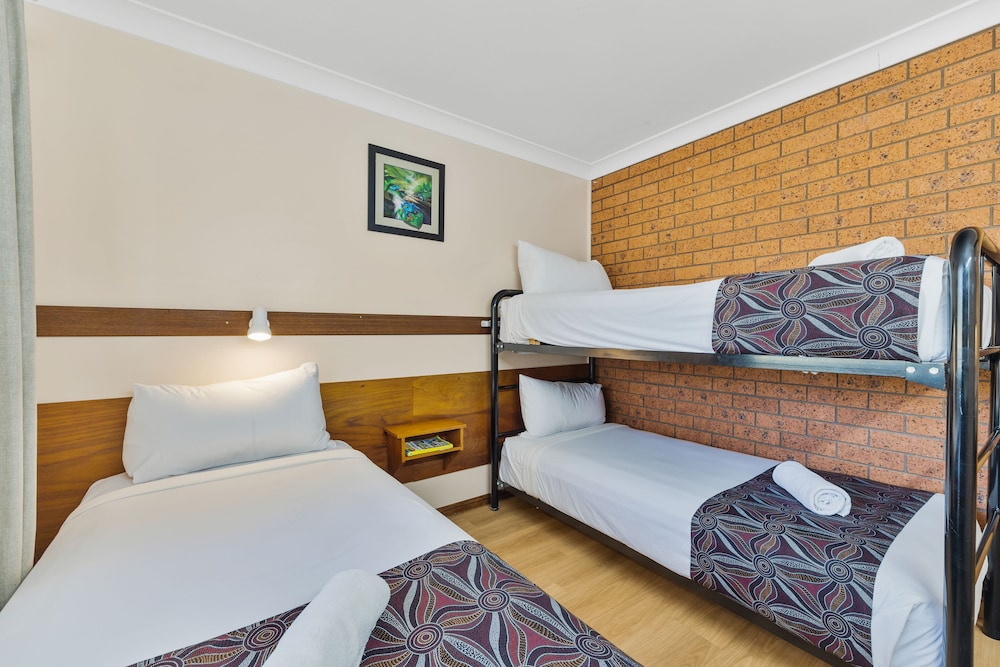 CASTLREAGH MOTOR INN 16/50
