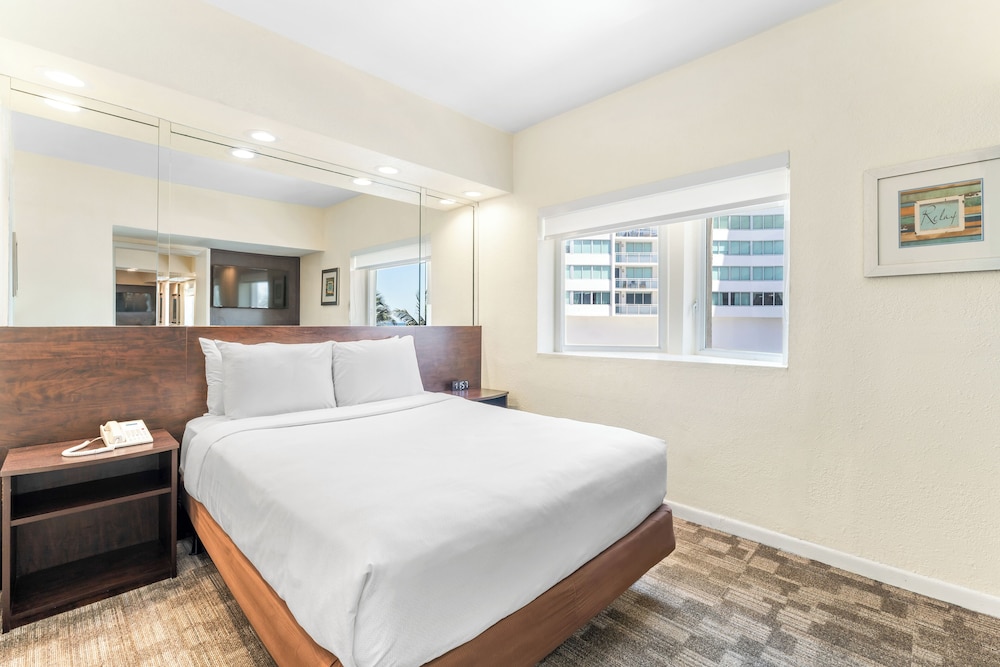 SUITE, QUEEN BED