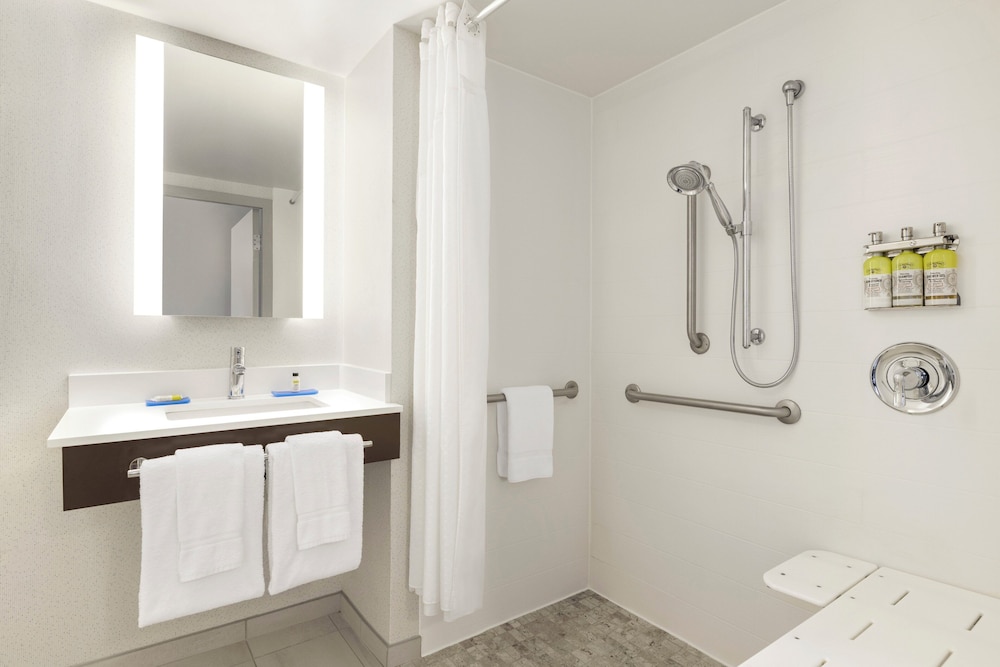 Holiday Inn Express & Suites Fort Myers East - The Forum 65/65