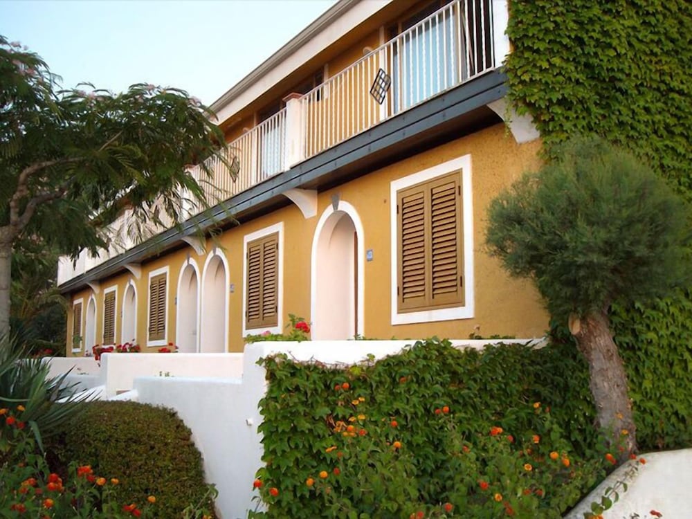 Cala Petrosa Resort. in PARGHELIA