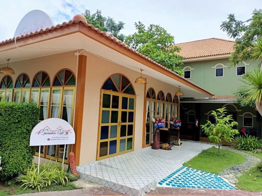 P Paradise Hotel 5/50