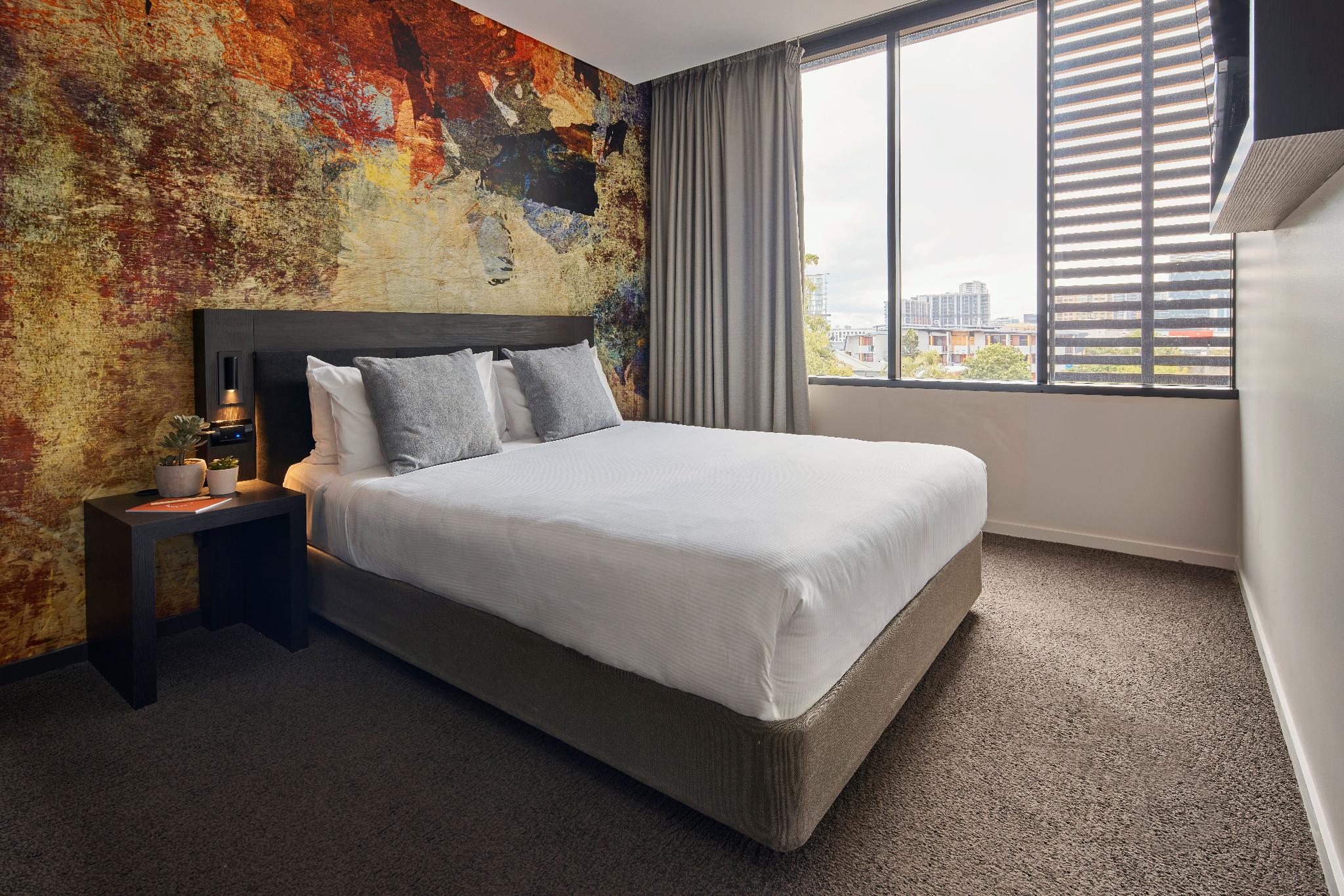 ROOM, QUEEN BED