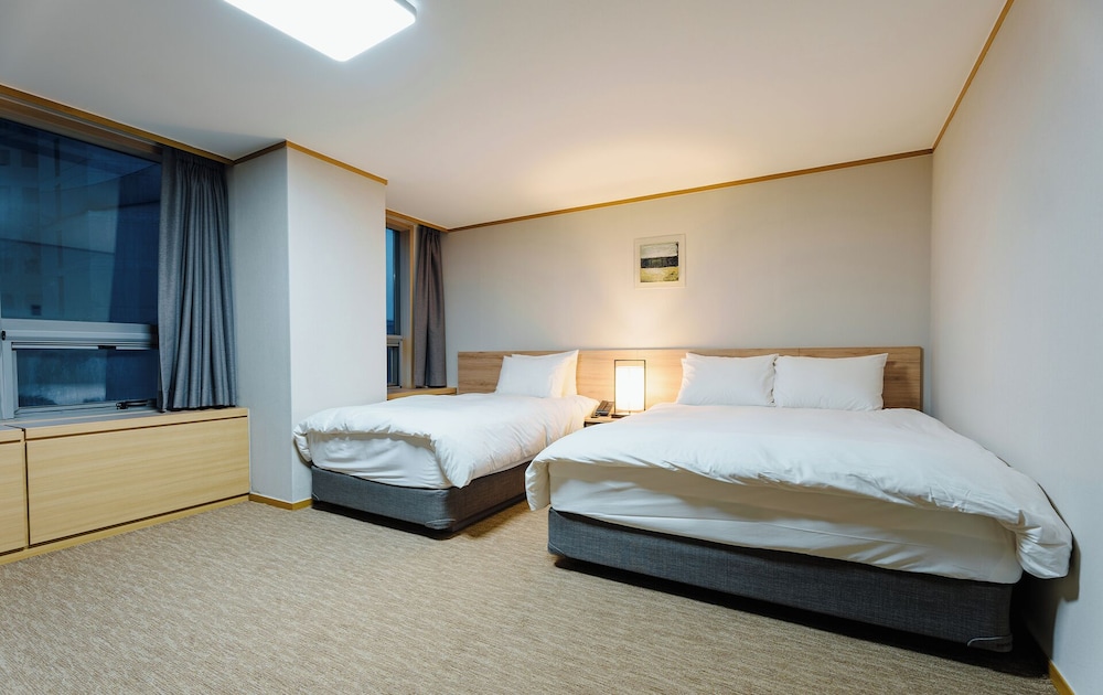 Conference, Suite, Twin Beds, 1 Double and 1 Single Bed