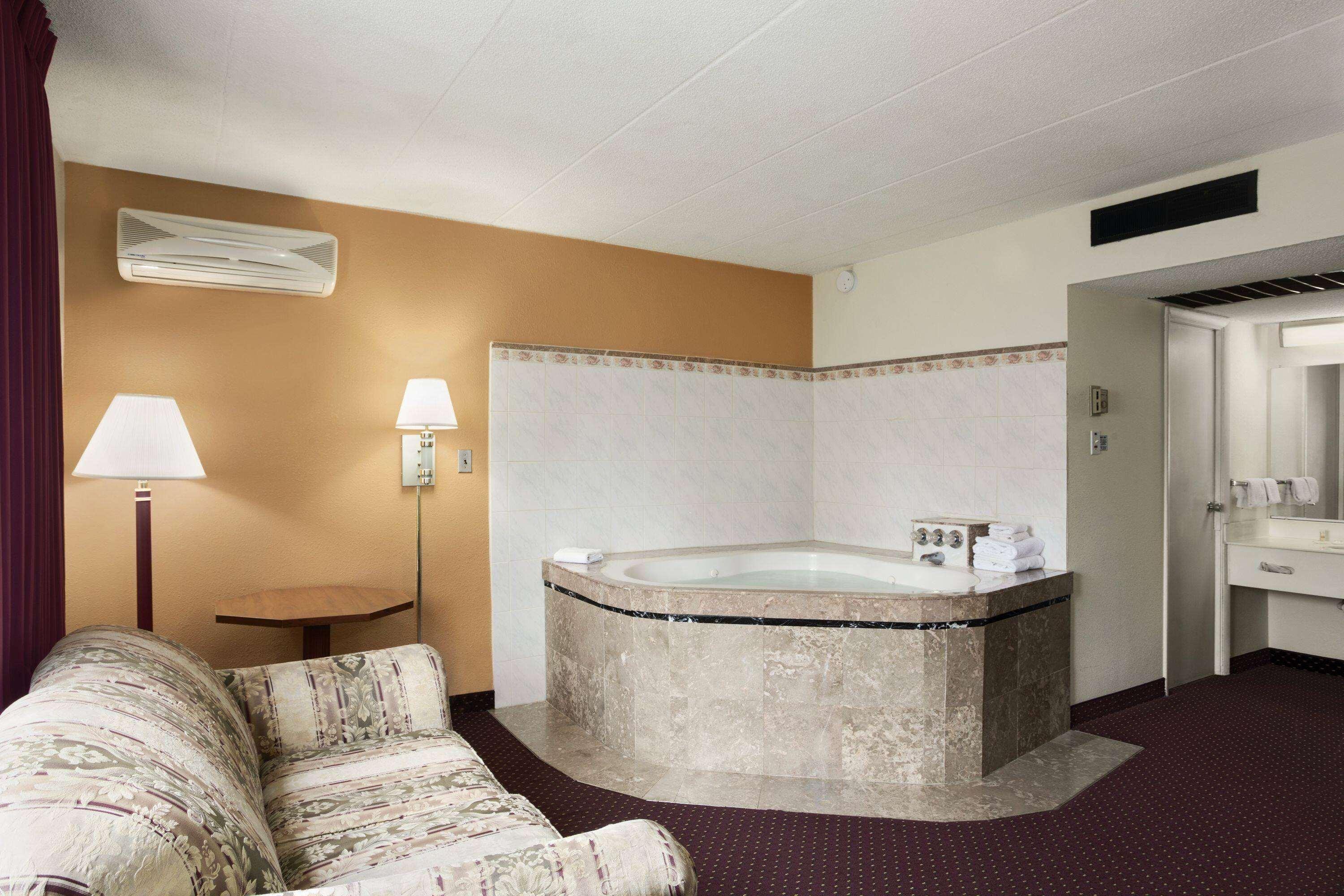 Ramada by Wyndham Pittsburgh/New Stanton 20/38