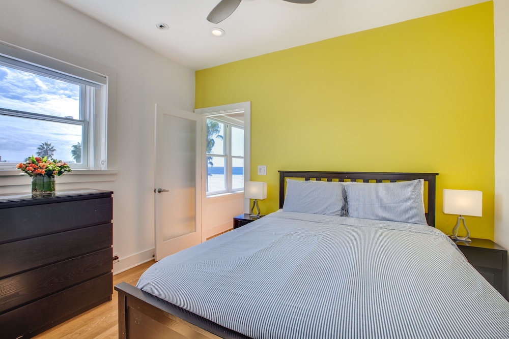 1 Bedroom, Suite, Queen Bed, Beach Front, Ocean View, Sofa, Top Floor