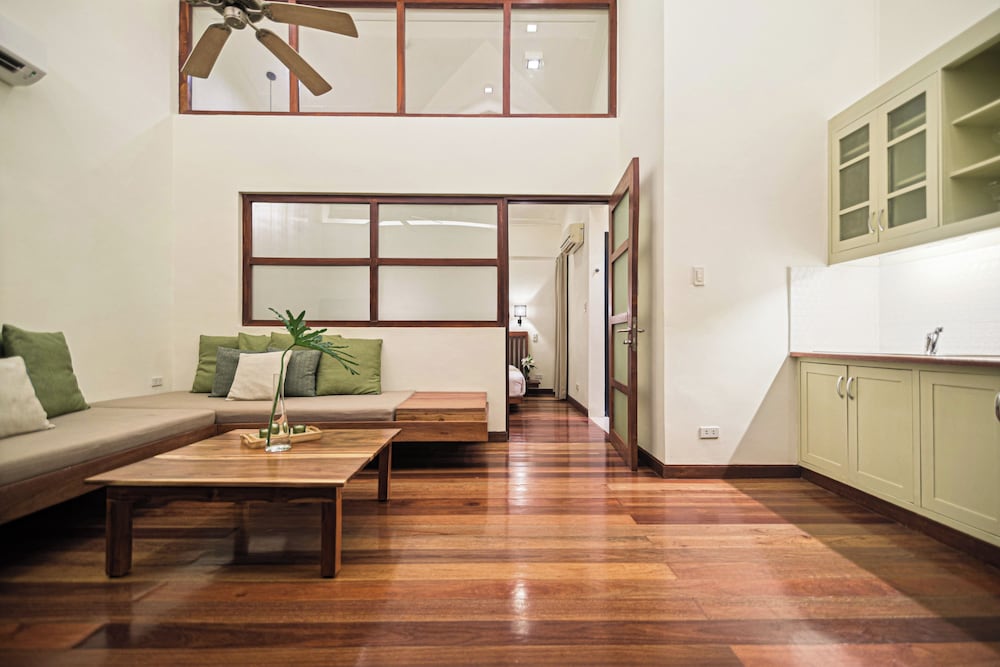 The Strand Boutique Resort 54/75