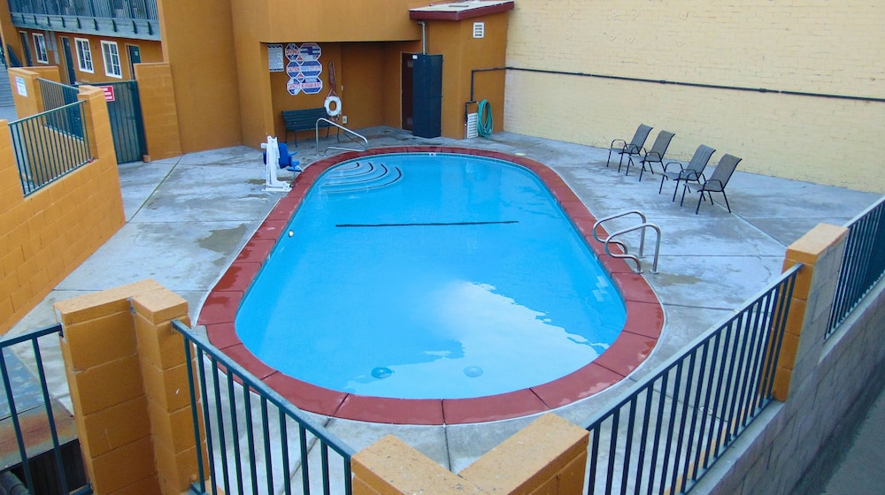 CORCORAN COUNTRY INN 28/48