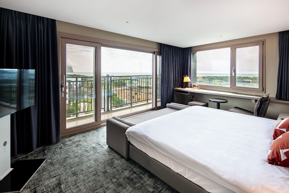 PREMIER, KING BED, CITY VIEW, JETTED TUB