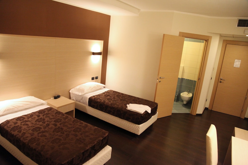 Hotel Sogni D Oro Airport Formerly Hotel Morgan 19/47