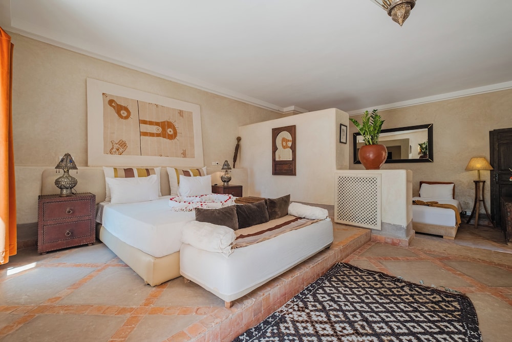 ROYAL, SUITE