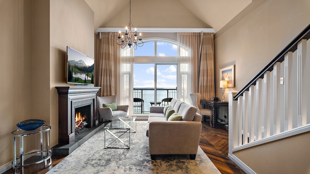 Oak Bay Beach Hotel 46/65
