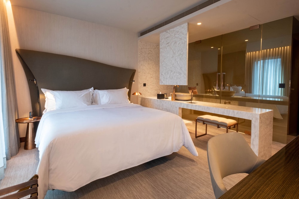 ROOM, KING BED, SOFA